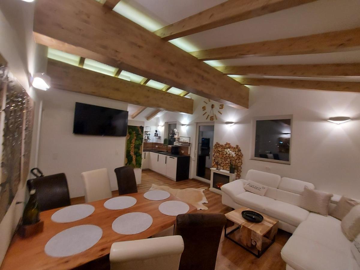 Apartamento Auszeit Steiraland Penthouse 9 Mit Grossen Balkon Und Parkplatz Leoben  Exterior foto